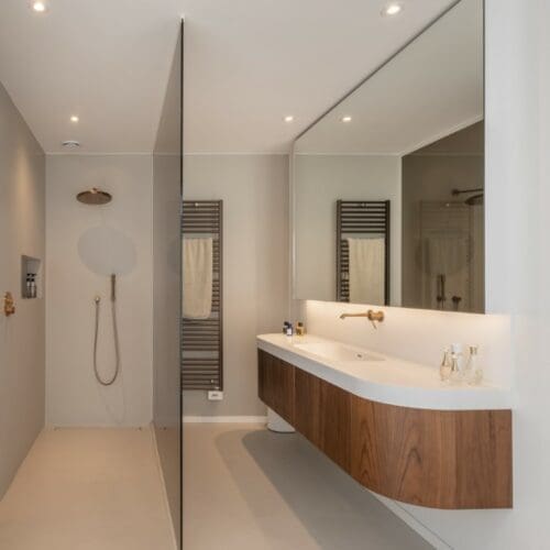 Moderne badkamer met inloopdouche en houten wastafel.