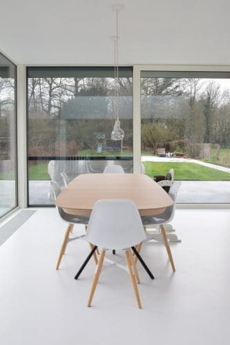 witte gietvloer in een wit interieur
