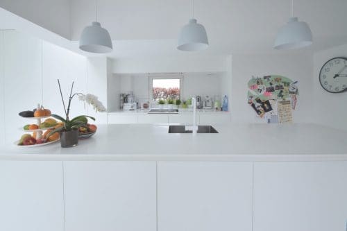 witte gietvloer in een wit interieur