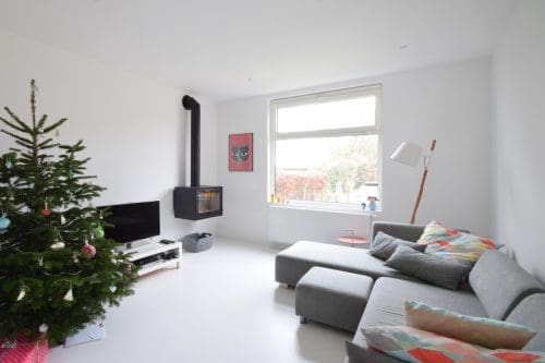 witte gietvloer in een wit interieur