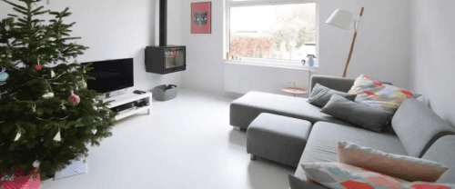 een witte gietvloer in een volledig witte woning