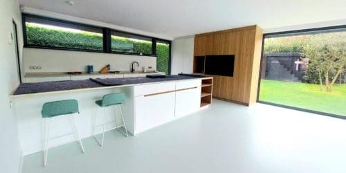 Gietvloer over tegels