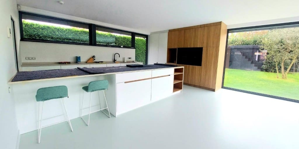 Gietvloer over tegels