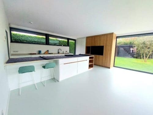 Gietvloer over tegels